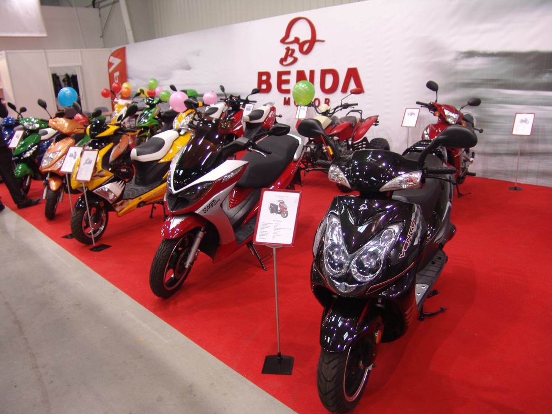 III Ogólnopolska Wystawa Motocykli i Skuterów: premiery i atrakcyjne hostessy (galeria)