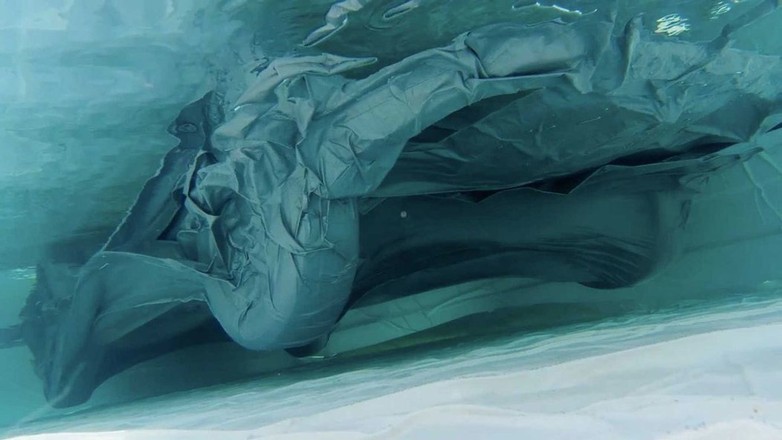 Wodoszczelny pokrowiec zabezpieczający auto przed zalaniem