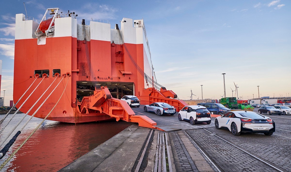 Samochodowiec transportujący pojazdy firmy BMW