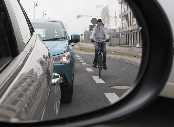 Rowerzysta na drodze. Ale gdzie dokładnie? Wyjaśniamy