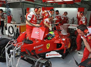 Formuła 1: zakaz tankowania wyzwaniem dla zespołów i producentów paliw