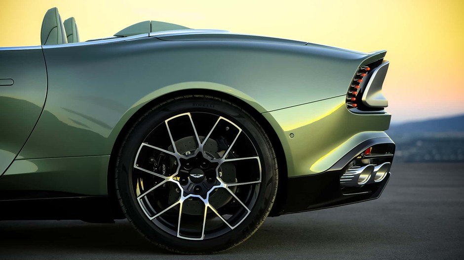 Aston Martin Vanquish Volante 2025