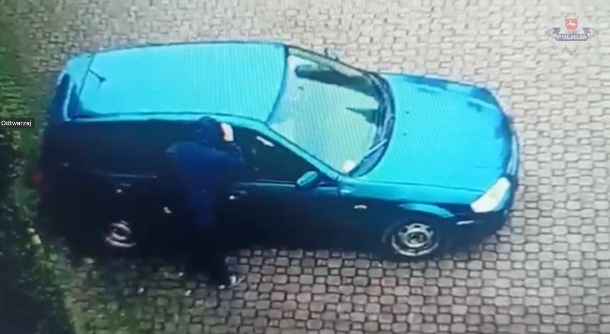 Wyszedł z kościoła i... ukradł samochód. Wszystko zarejestrował monitoring [WIDEO]