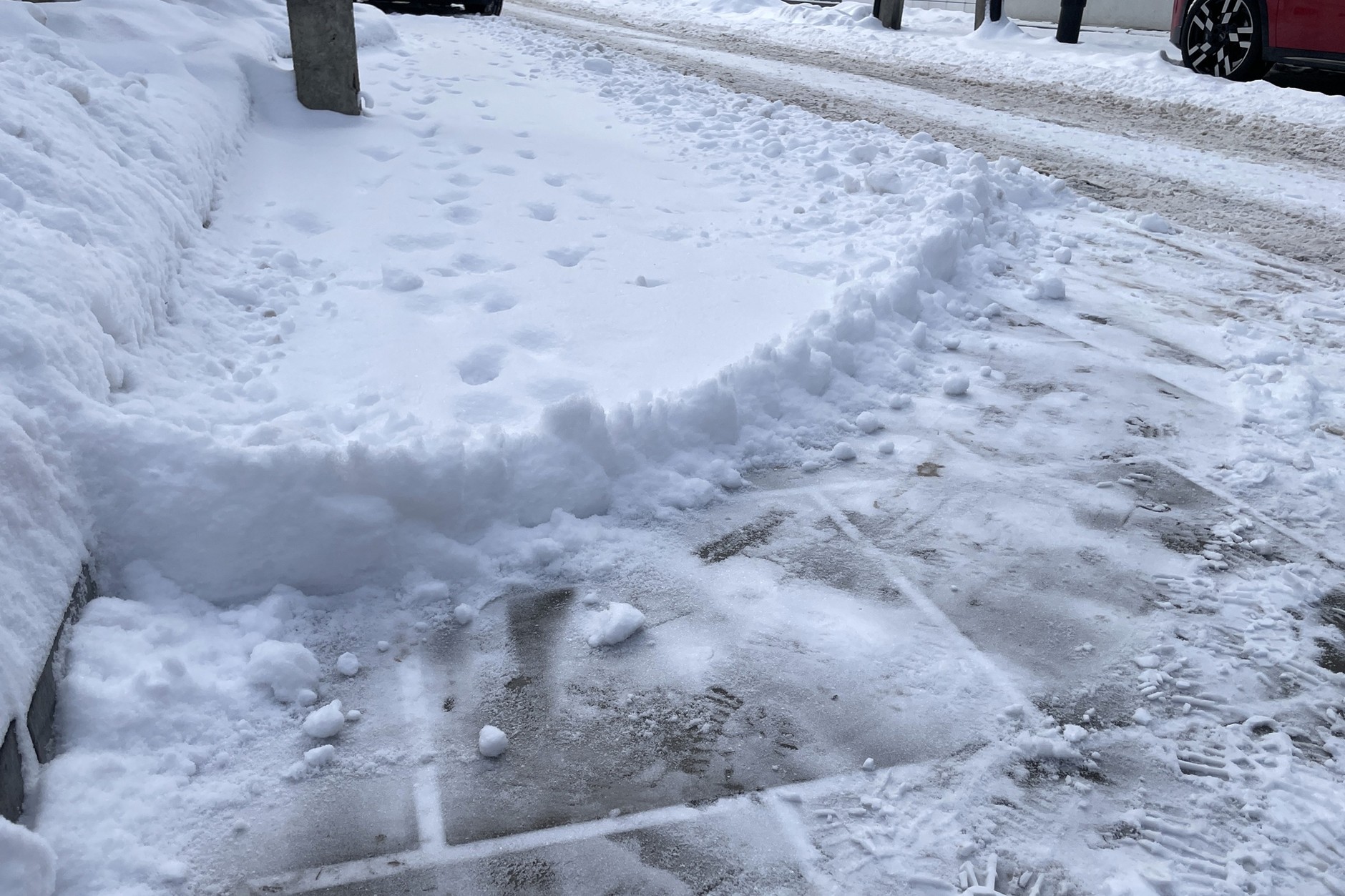 Nieodśnieżony chodnik