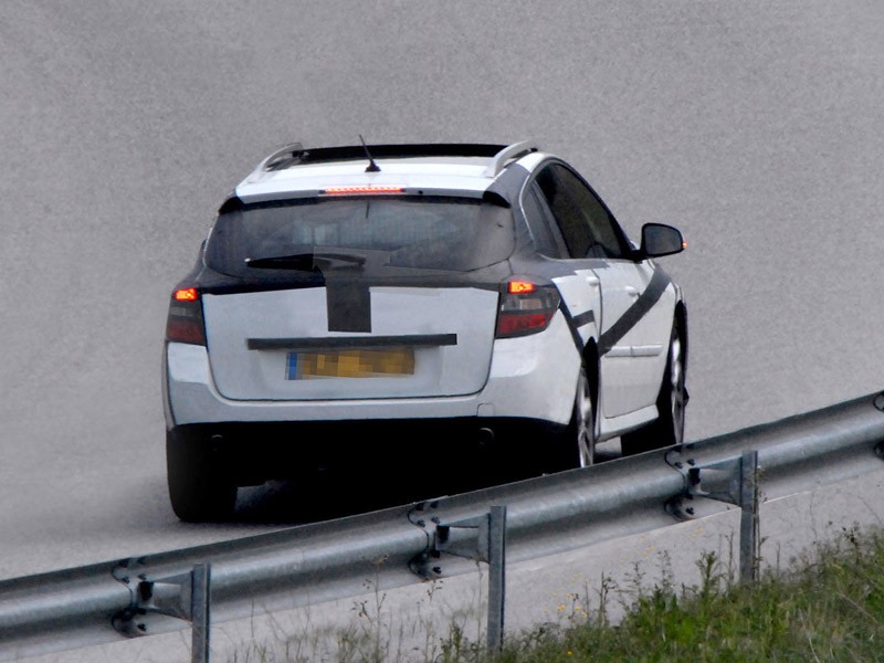 Zdjęcia szpiegowskie: nowy Renault Laguna na krótko przed premierą (+ wideo)