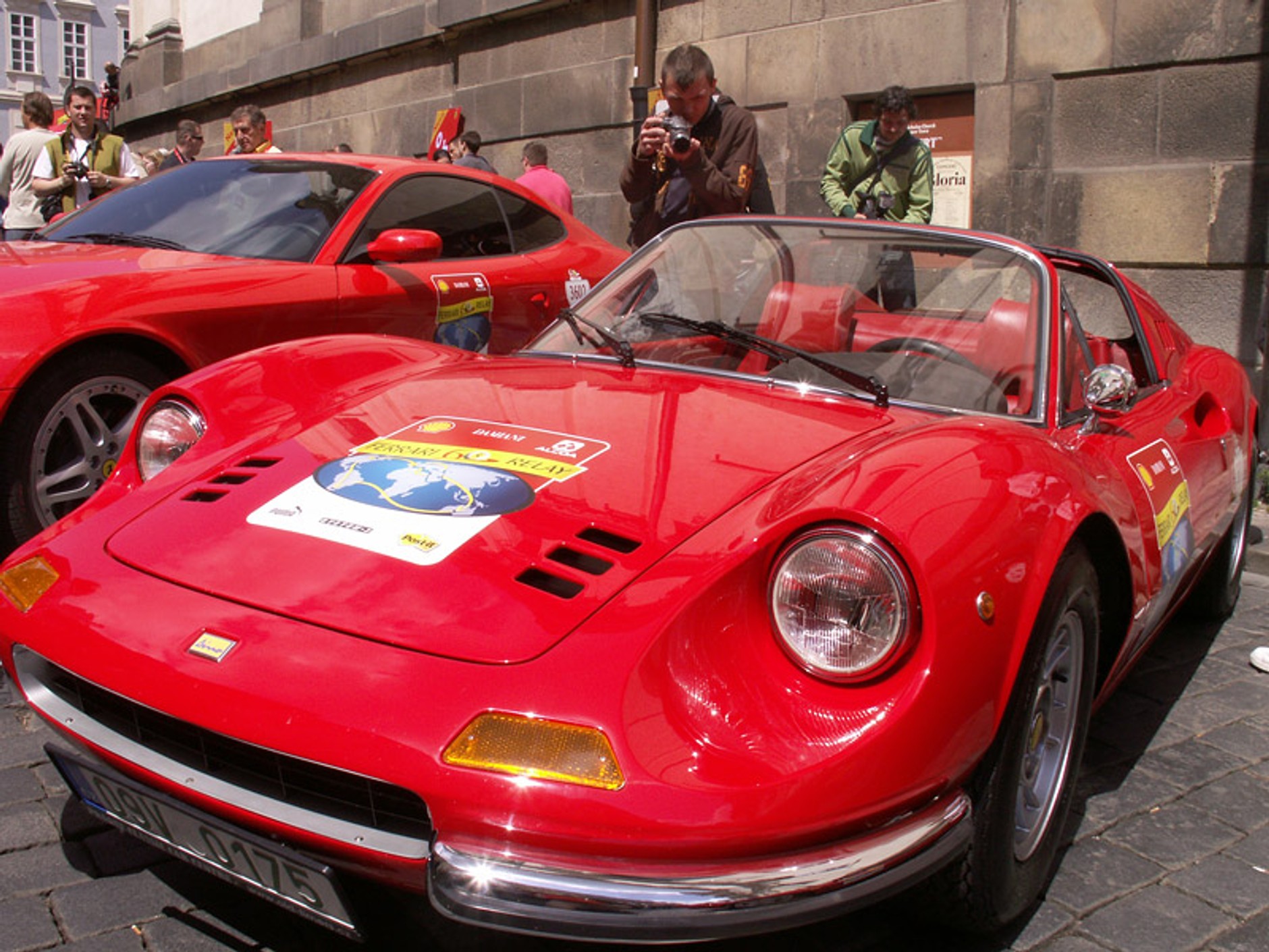 Pięćdziesiąt aut Ferrari: światowa sztafeta w Pradze!