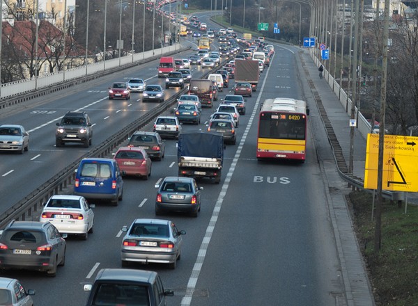 Czy kierowcy elektryków stracą swój największy przywilej? W przepisach jest konkretna data