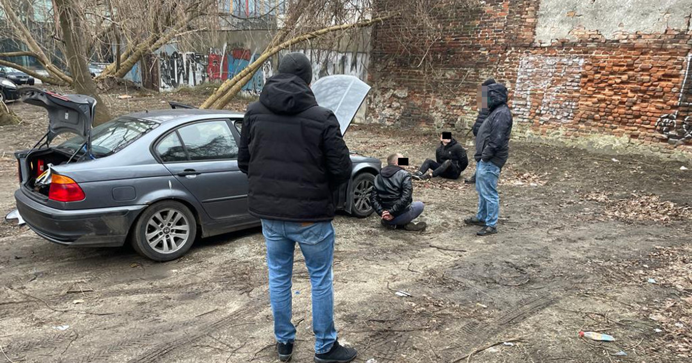 Policjanci z zatrzymanymi złodziejami 