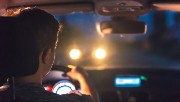 Jazda samochodem w nocy
