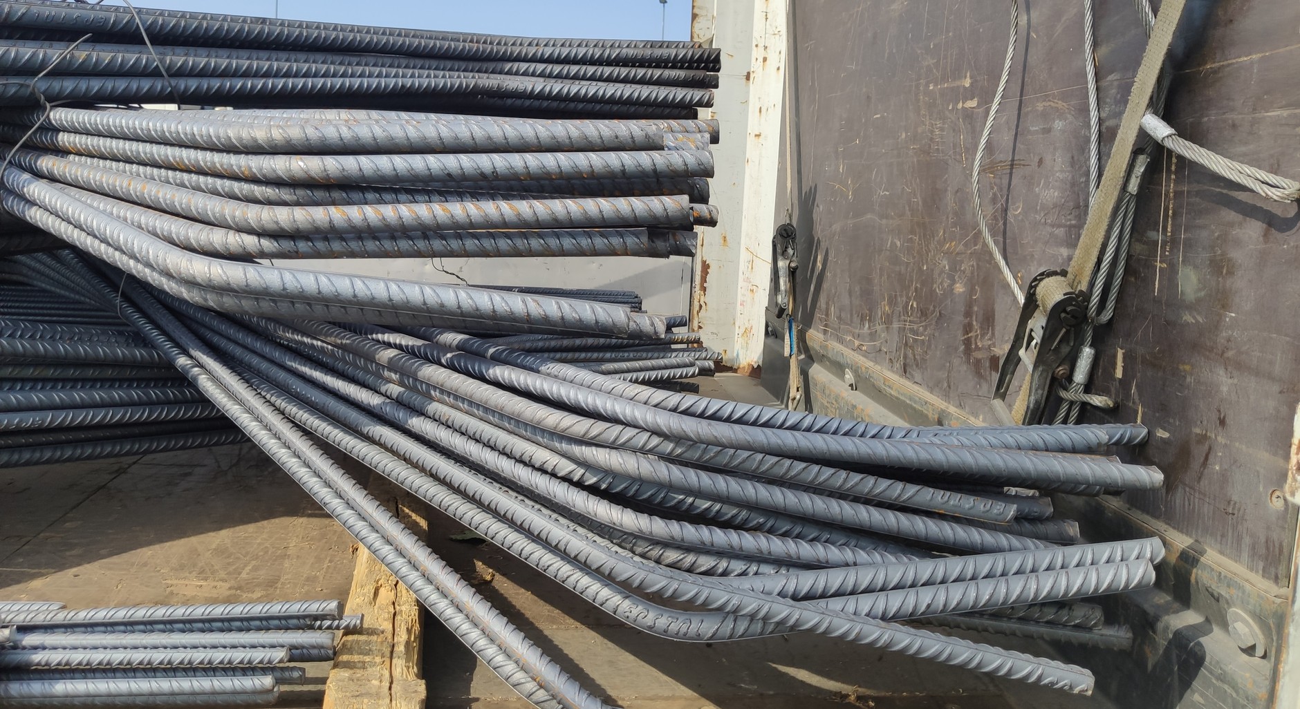 Niezabezpieczone przed zmianą położenia elementy stali zbrojeniowej