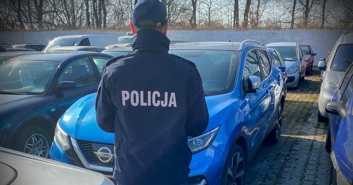 Policjanci zauważyli auto stojące w poprzek drogi. Reszta potoczyła się szybko