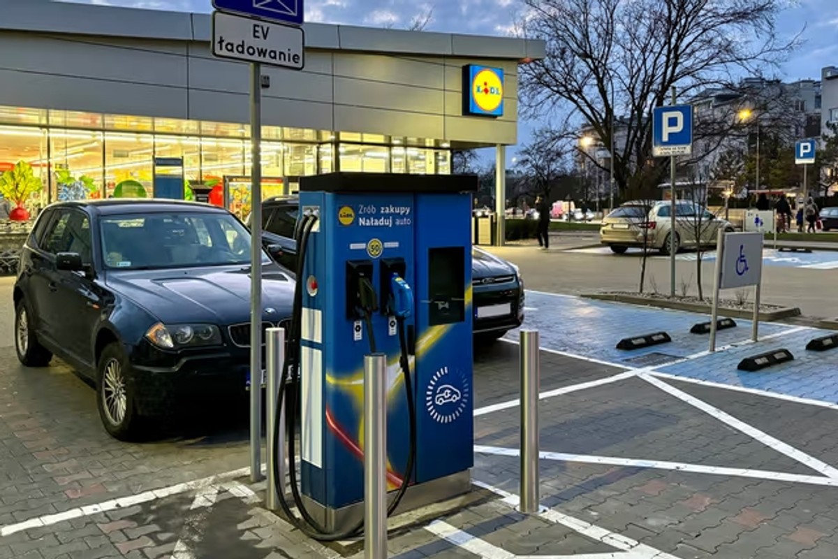 Zmiany na parkingach Lidla, Biedronki i innych sklepów. Uwaga na znak D-18