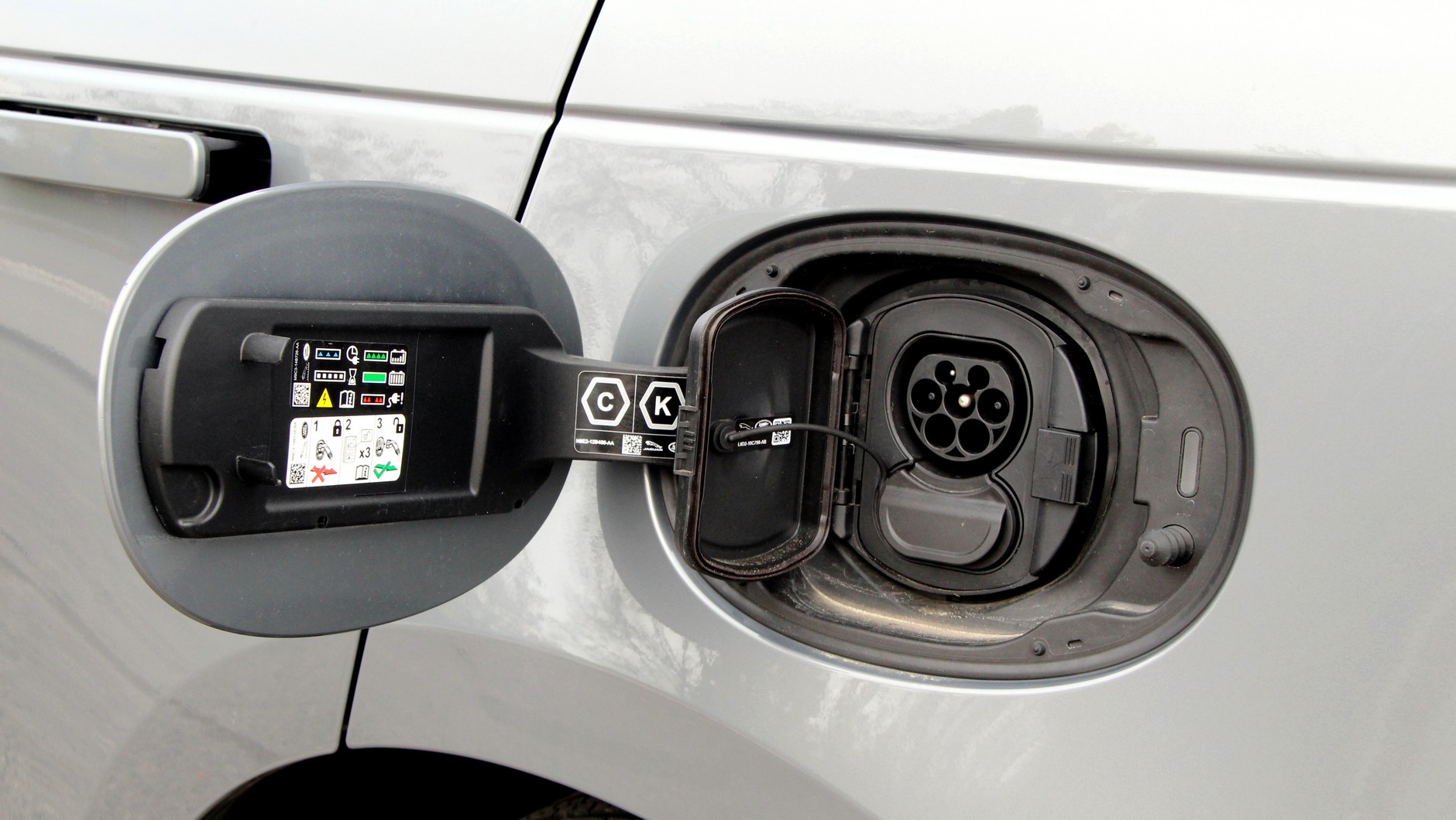 Samochód z napędem hybrydowym typu plug-in