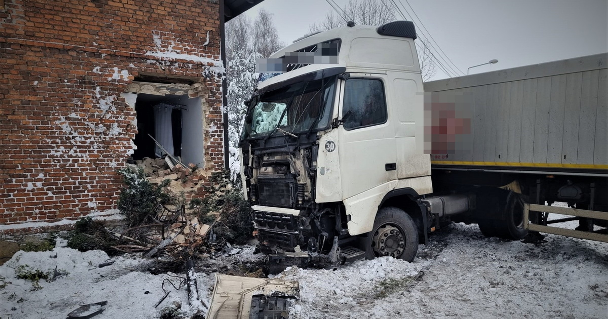 Ciężarówka wbiła się w budynek