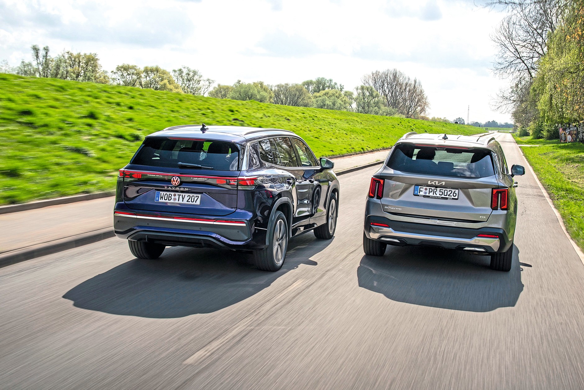 Volkswagen Tayron kontra Kia Sorento. Na punkty wygrywa nowszy model.