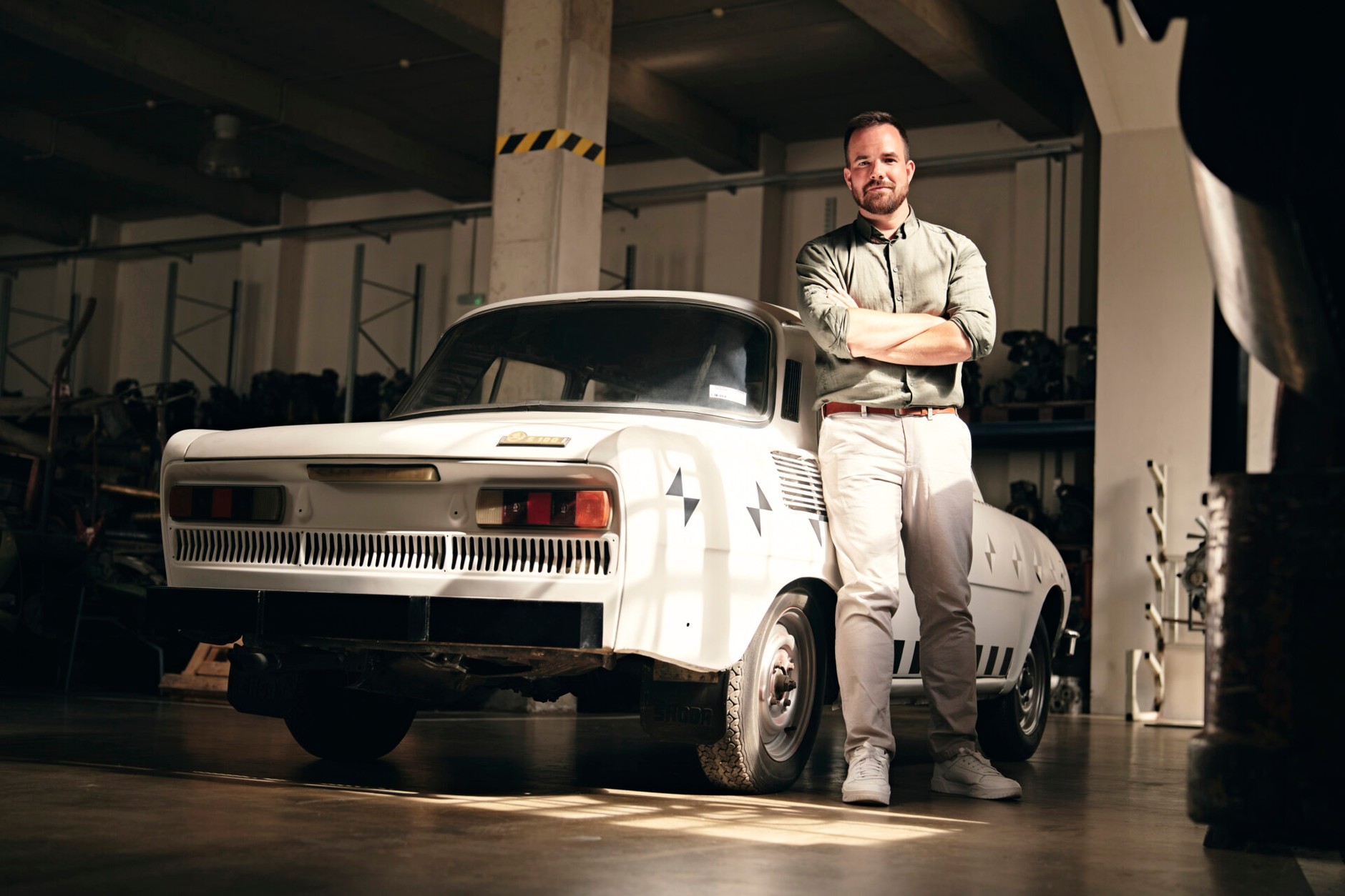 Martin Paclt obok Skody 100