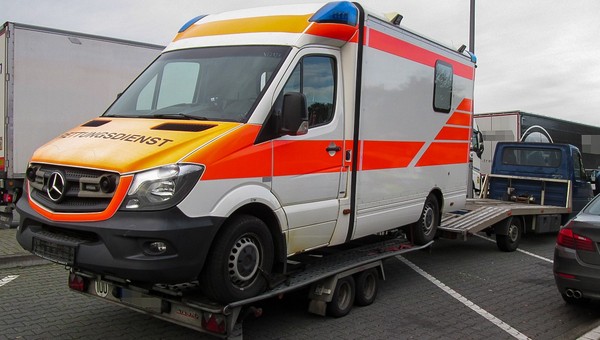 Ryzykowny transport karetki. Służby powiadomił inny kierowca