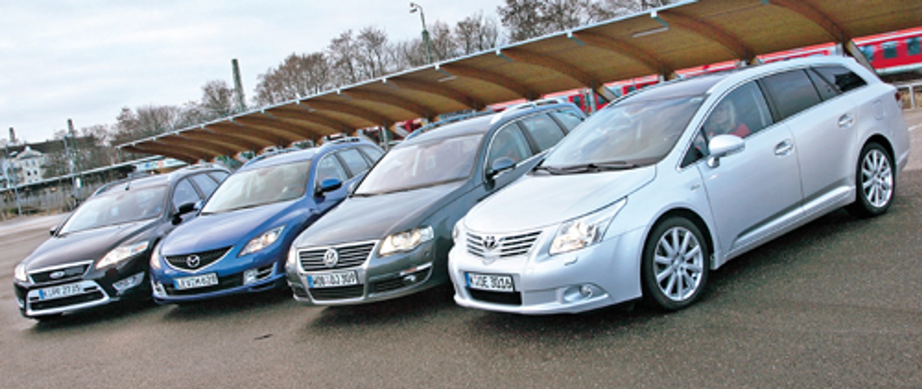 Nowa Toyota Avensis kontra VW Passat, Ford Mondeo i Mazda 6 - Porównanie szybkich i pojemnych ekspresowych kombi