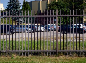 Przejmują pojazdy i muszą płacić za nie OC. Rząd wyjaśnia
