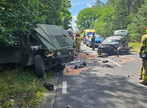 Wypadek na Dolnym Śląsku: Passat zderzył się z Humvee armii USA