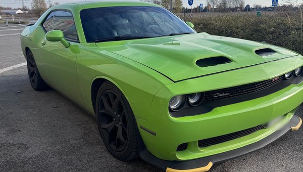 Dodge Challenger zwracał na siebie uwagę. Policjanci użyli decybelomierza