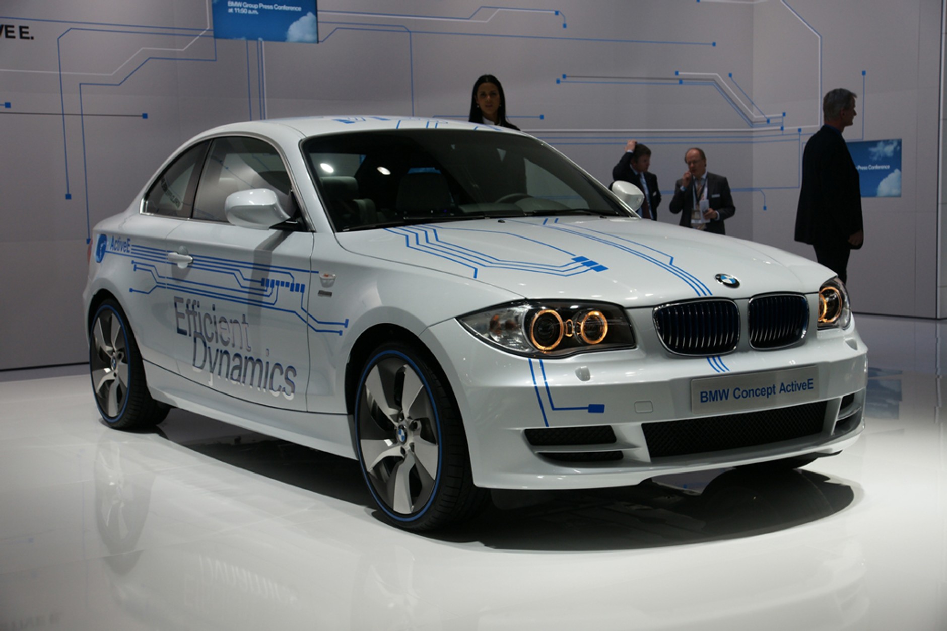 Salon samochodowy w Detroit - Stany pod napięciem