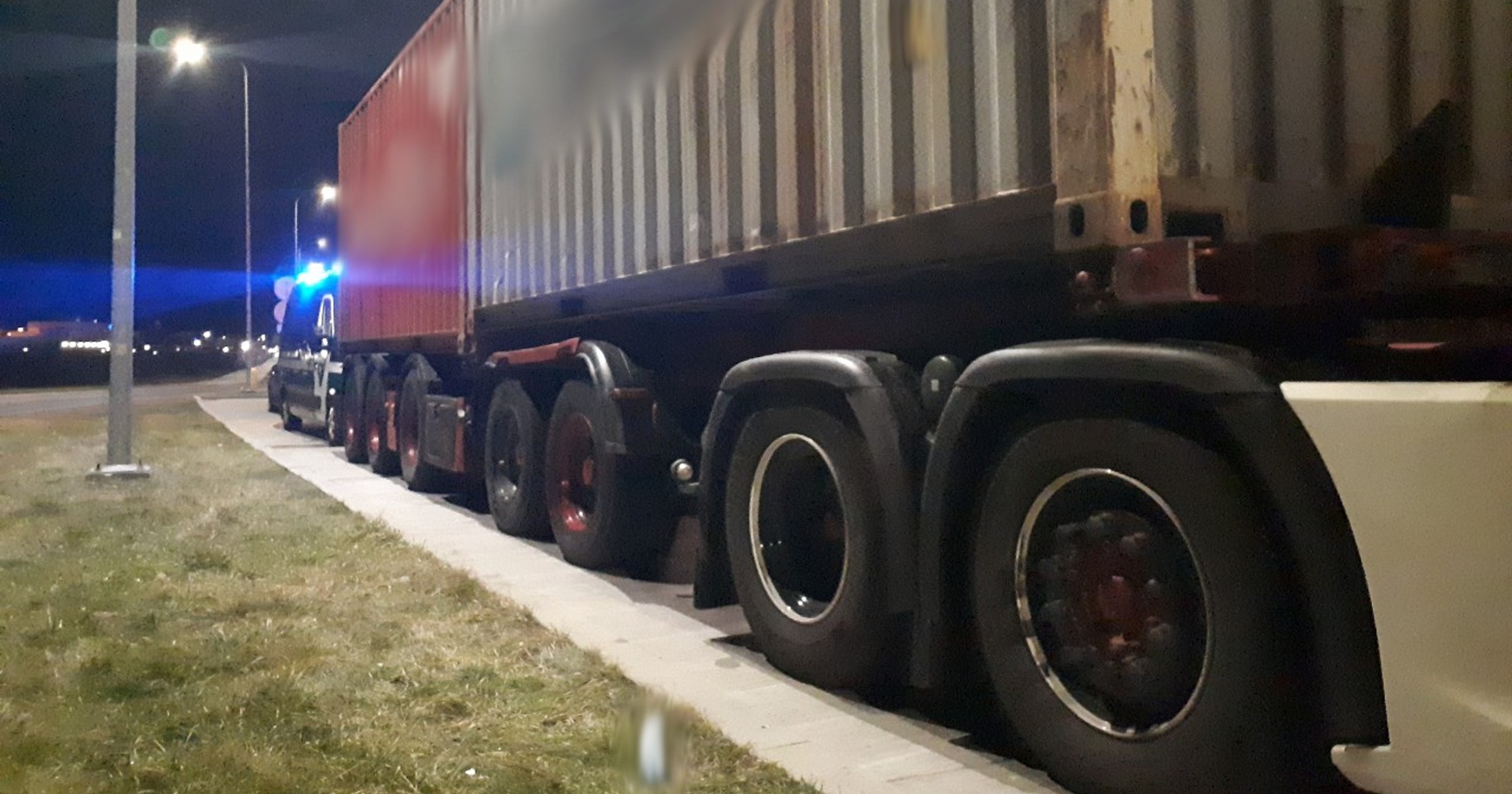 Patrol ITD zatrzymał do kontroli znacznie przeładowaną "stonogę"