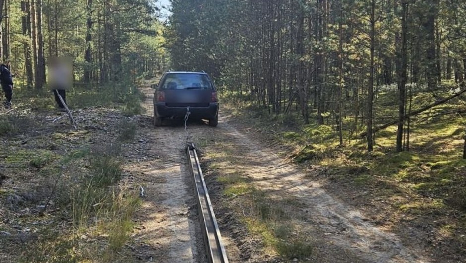 Złodziej ciągnął kradzione szyny za samochodem