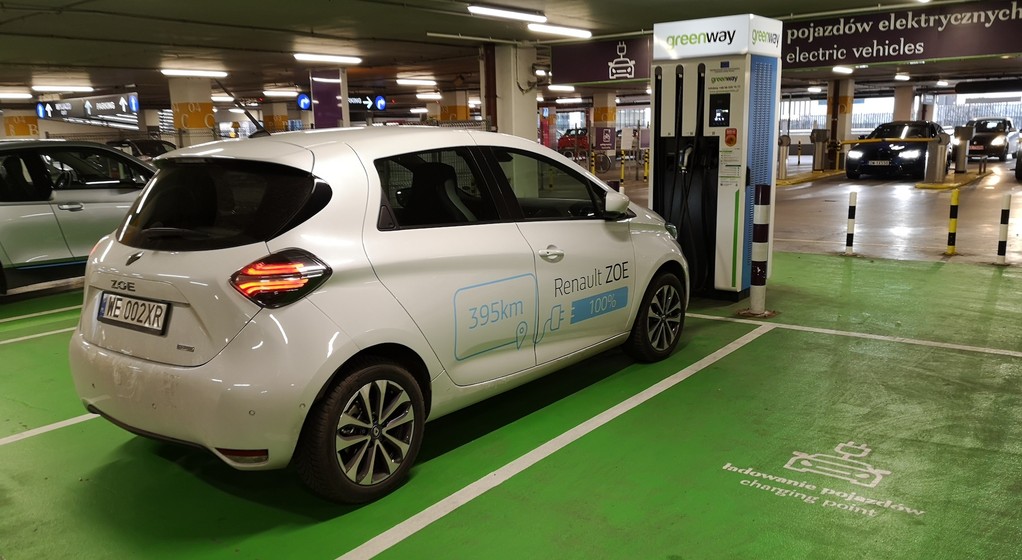 Ładowanie auta w mieście, nawet na niezbyt szybkiej, ale płatnej ładowarce, oznacza koszt przejazdu na poziomie auta spalinowego. Im szybsza ładowarka, tym drożej