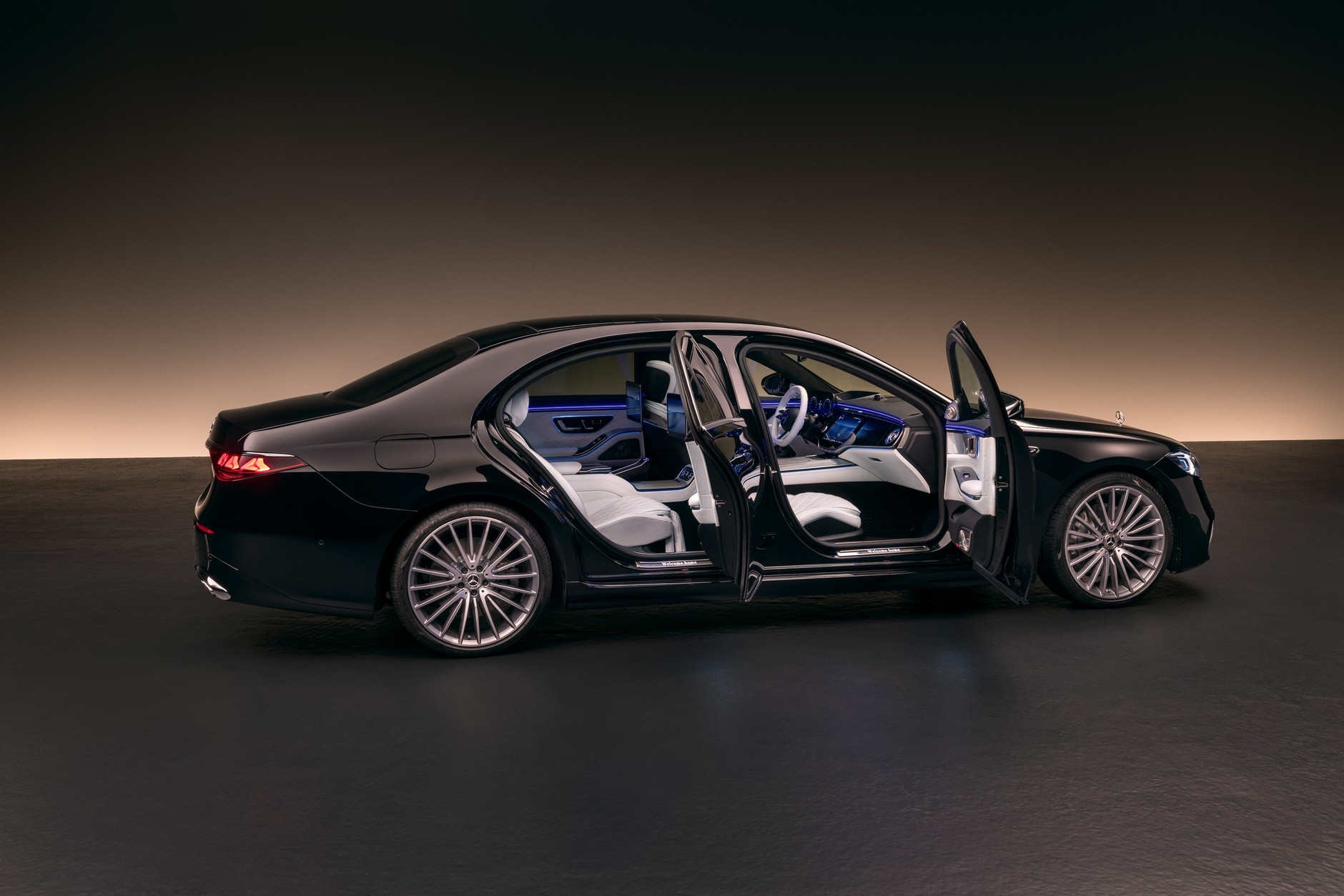 Mercedes Klasy S W223 po liftingu. Koncern liczy, że w 2026 roku przychody ze sprzedaży aut luksusowych znacząco wzrosną. Odnowiona klasa S ma w tym pomóc.