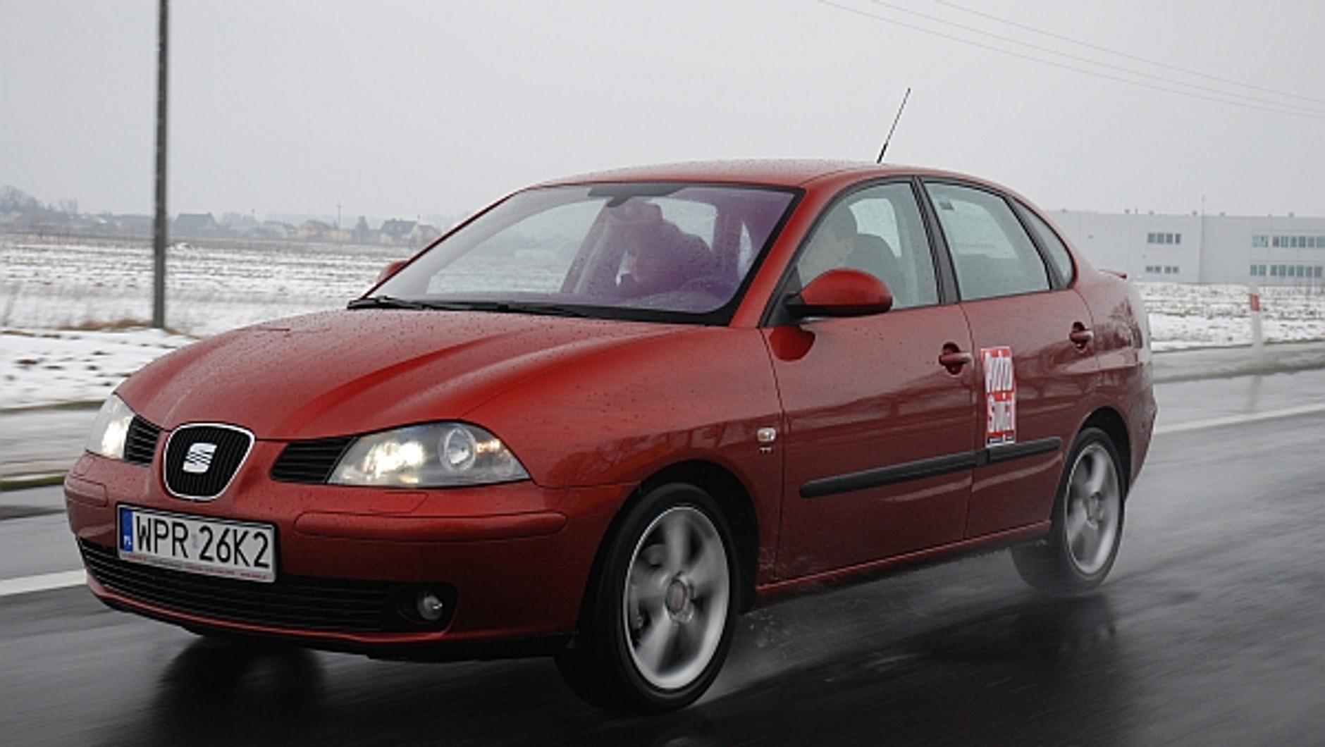 Szkoła Jazdy Renault ostrzega: Podczas odwilży jest mokro i niebezpiecznie