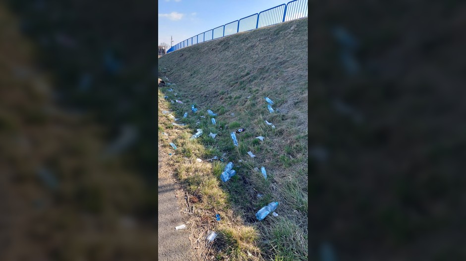 Pobocze drogi krajowej zanieczyszczone śmieciami - woj kujawsko-pomorskie
