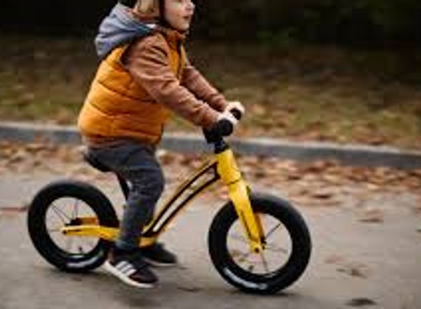 6-latek na rowerze prawie wjechał wprost pod koła BMW