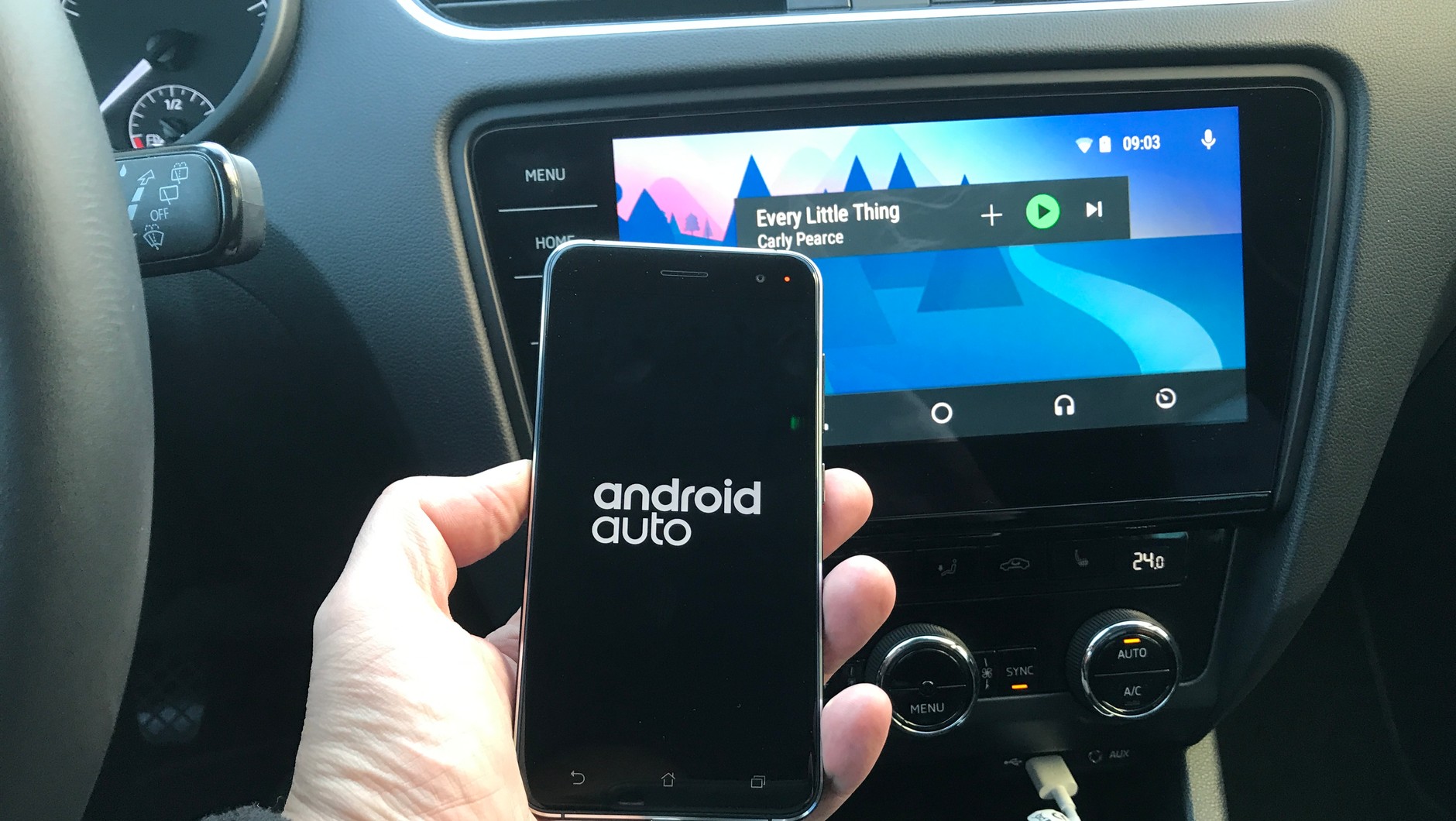 Android Auto sprawdziliśmy m.in. z telefonem Asus ZenFone 3. Sprzęt był szybko rozpoznawany przez radio Skoda Columbus. Skoda Octavia