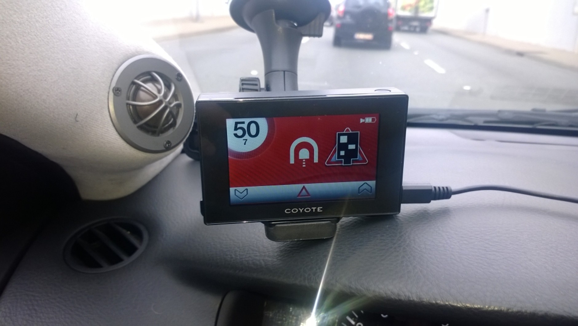 Wjazd do tunelu i niespodzianka w postaci fotoradaru stacjonarnego. Zdjęcie udało się wykonać w chwili gdy minęliśmy miejsce kontroli.