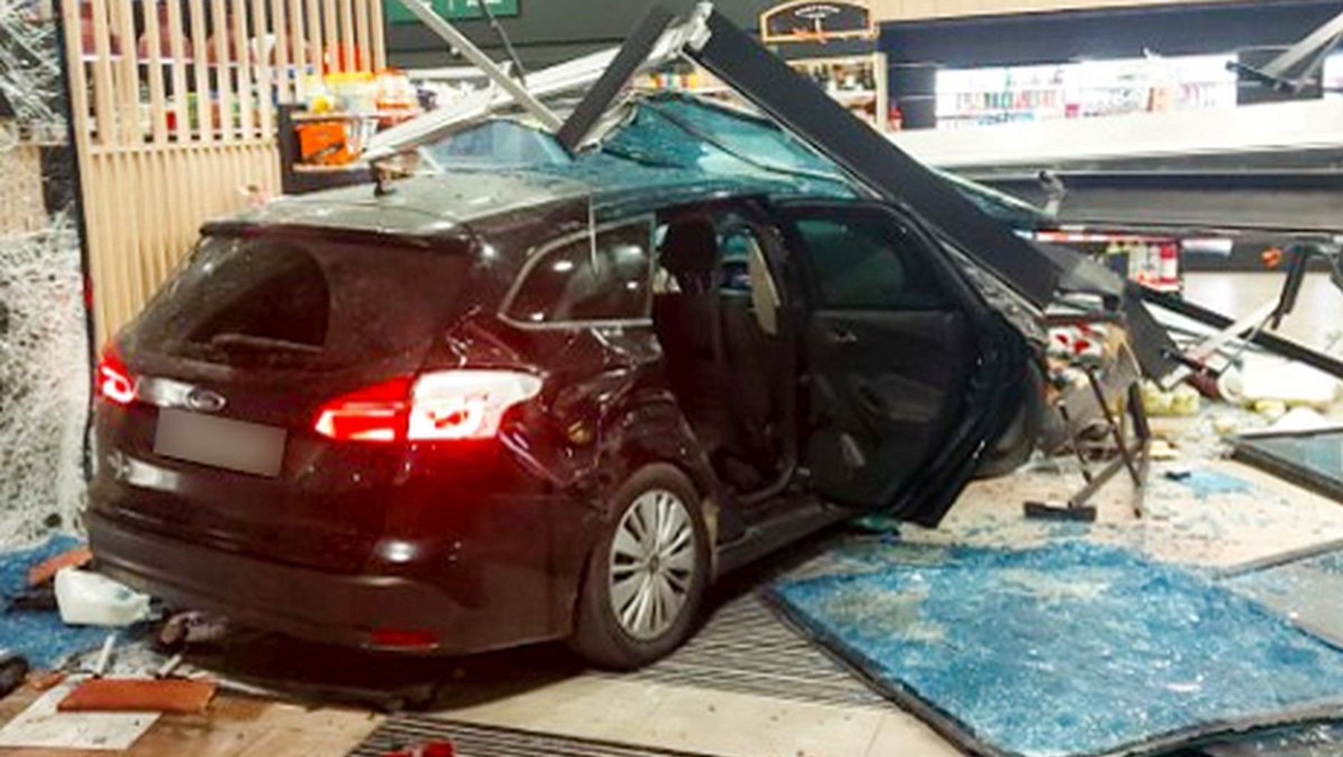 Staranował drzwi Mercedesa i wjechał w sklep na stacji paliw