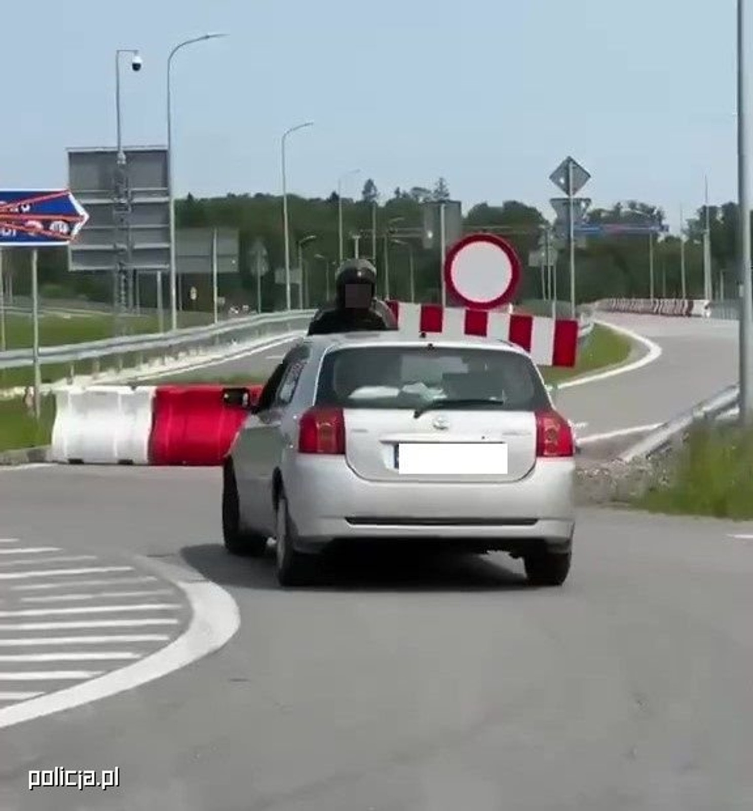 Próbował zatrzymać "pijanego za kółkiem". Kierowca toyoty wziął go na maskę