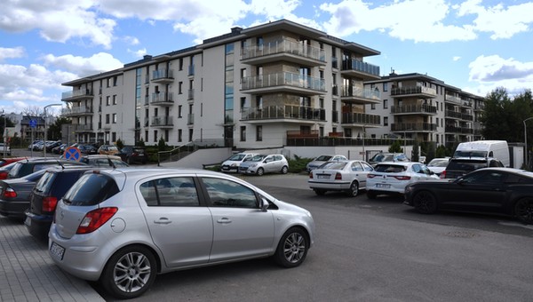 Parking przez 20 lat był darmowy. Teraz krakowski TBS chce 90 zł miesięcznie za parkowanie (zdj. poglądowe)