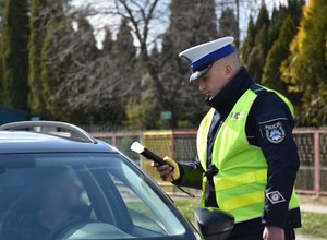 Sam się oznaczył na drodze. Tak wpadają pijani kierowcy