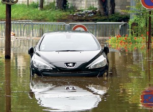 Co zrobić z zalanym autem?
