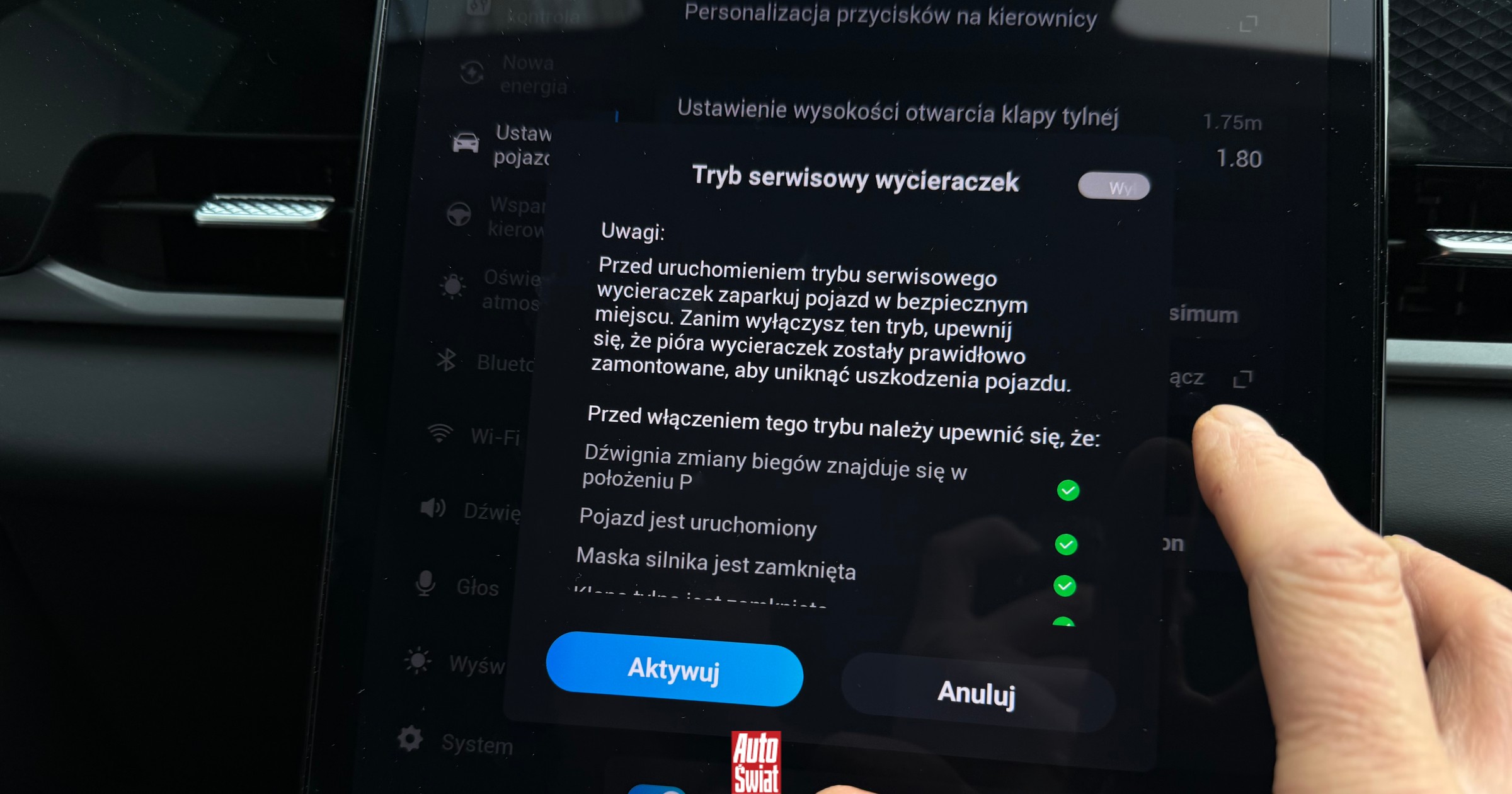 Niektóre auta mają tryb serwisowy wycieraczek. Jeśli jest, warto z niego korzystać