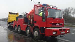 Holował ciągnik siodłowy, jadąc prawie 80 km/h w mieście