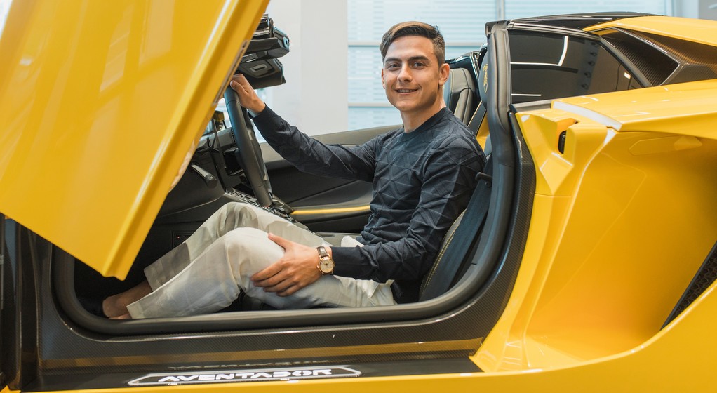 Paulo Dybala i jego nowy Aventador S