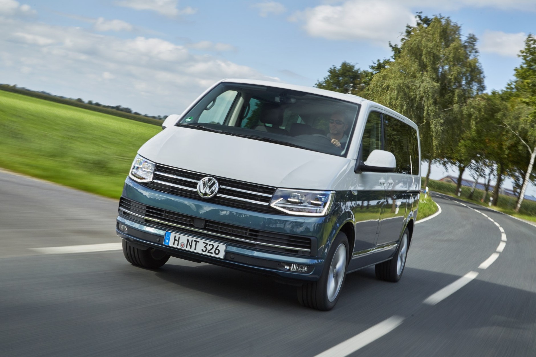 Porównanie: Volkswagen T6 2.0 BiTDI droższy od Mercedesa V 250 d