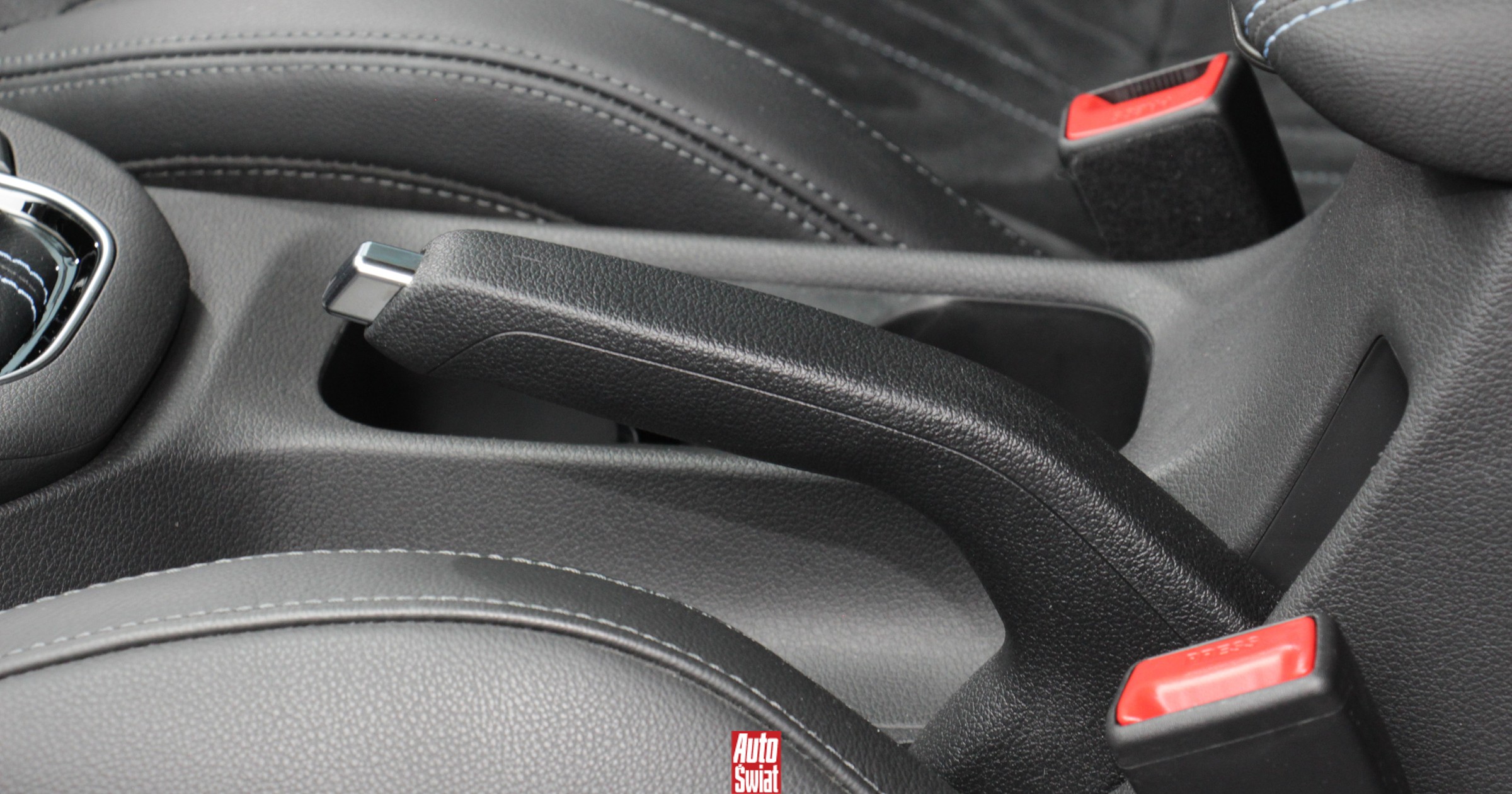 Hamulec postojowy powinien być zawsze obowiązkowo używany. Bez niego można uszkodzić auto