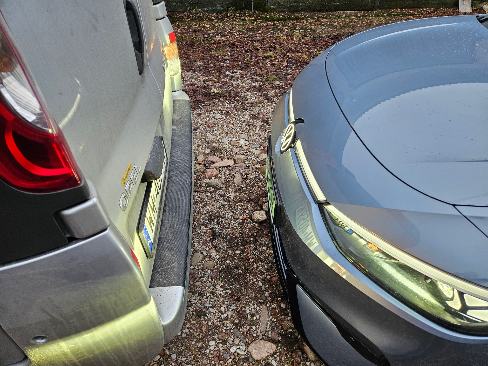 Czas na testy na zewnątrz: obraz jest czytelny, a czerwone pole zaznaczone na ekranie jest dokładnie tam, gdzie być powinno, czyli w takiej odległości, jaką widać na zdjęciu. 