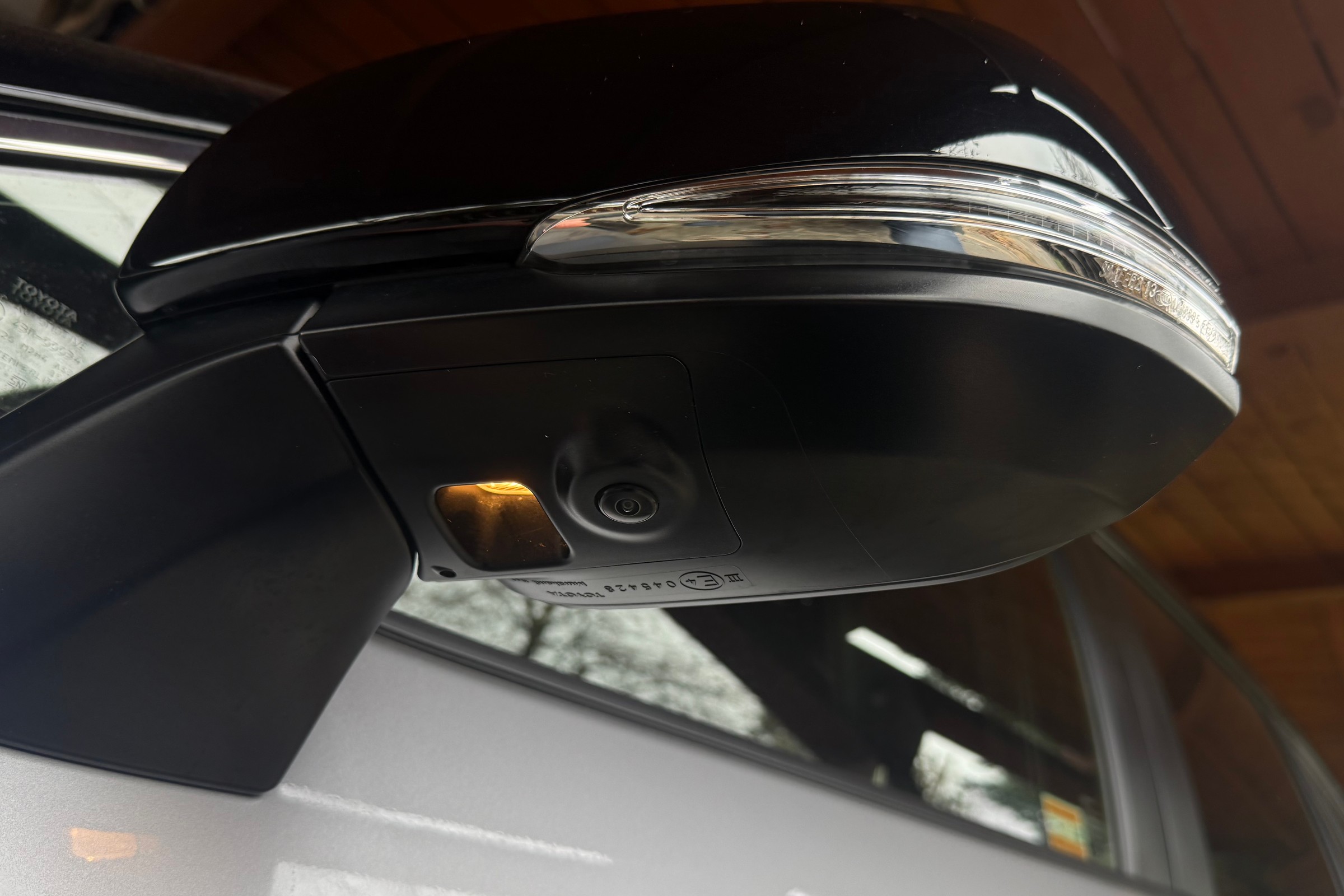 Nie każdy wie o ukrytych funkcjach lusterek w swoim samochodzie. Gdzie jest ten włącznik?