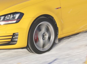 Test opon zimowych w rozmiarze 225/40 R 18 - na śniegu wygrywa Francja