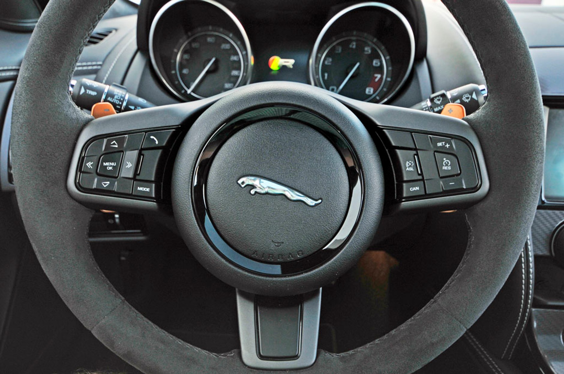 Garaż marzeń: Jaguar F-Type i Land Rover Defender - Brytyjscy łamacze serc