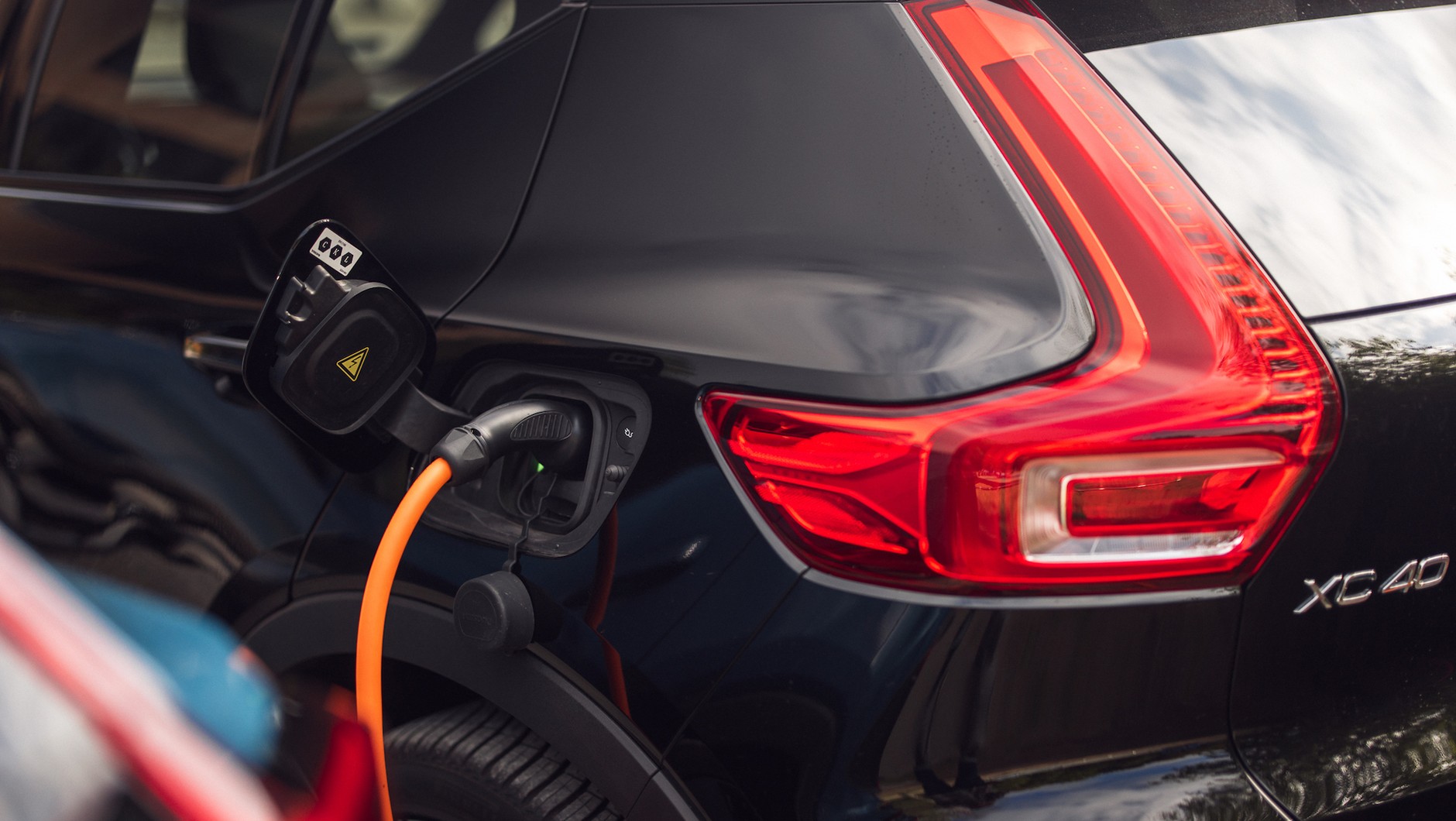 XC40 i C40 można ładować z maksymalną mocą 150 kW. Schowek na przewód do ładowania umieszczono z przodu
